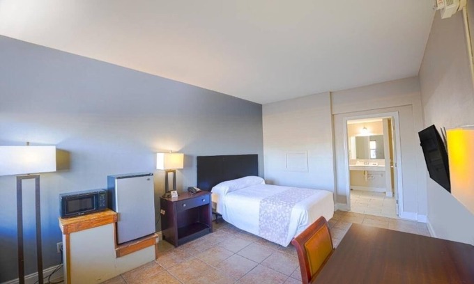 Le Barons Of Titusville Hotel | Escape To A Titusville Modern Room Near Chain Of Lakes Park
