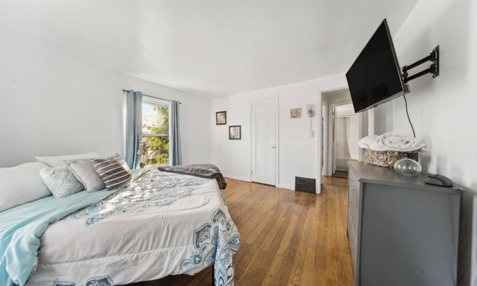 Euclid House | Euclid 3-BR 1-bath, just 12 min to Cleveland: King Bed, Smart TV