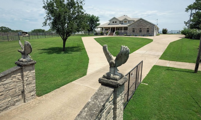 Eagle Rock House | Eureka Springs Safari Park House, huge pool, Sleeps 11 on 4 acres