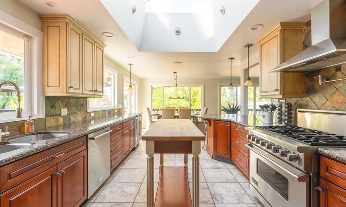 Viewpoint House | EV Charger Walk to Lake/Minutes from Marymoor/Downtown/Seattle