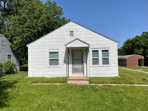 Wichita Apartment | Everything you need - 1 BR 1 BA WIFI SMART TV QN Bed Coffee