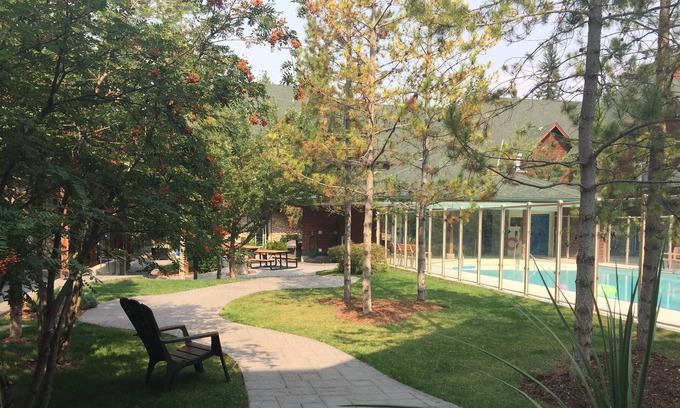 Canmore Ski Chalet | excellent chalet with amazing heated outdoor pool