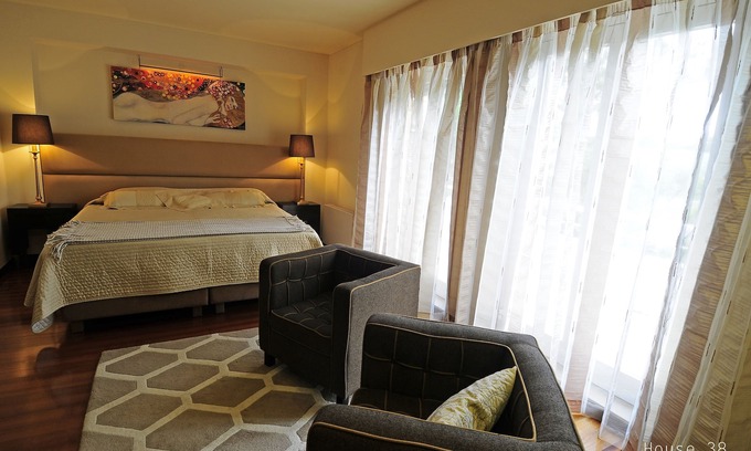 Gemeses House | Excellent home in luxury condominium.