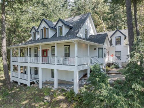 Eastsound House | Exceptional, Hot Tub, Pickleball, Close To Town!