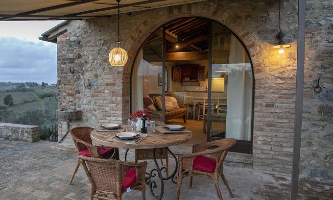 San Gimignano Villa | Exclusive Farmhouse Pool & View of San Gimignano