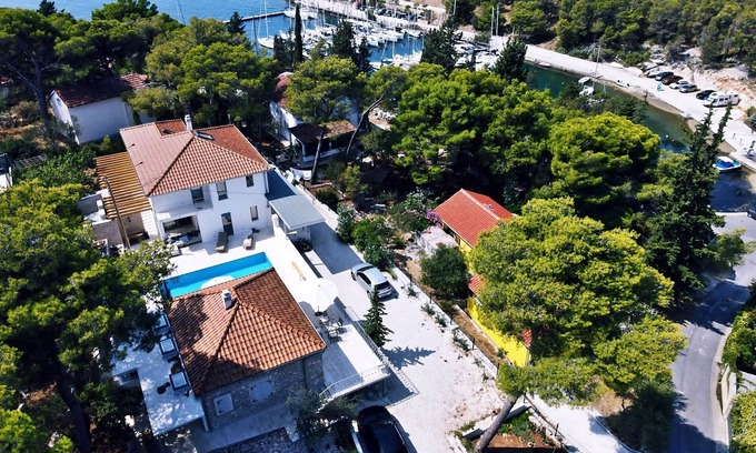 Cove Makarac (Milna) House | ➤Exclusive vacation home "Villa Marumare", new build 2021, pool, only 300 m to the beach