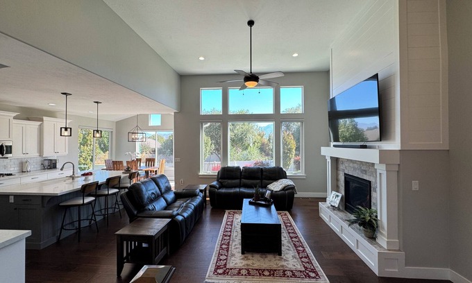 West Jordan House | Executive 4-bedroom house in West Jordan with hot tub - Mountains & ski resorts