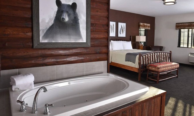 Independence Hotel | Expanded King with Whirlpool, Next to Missouri River, Stoney Creek KC