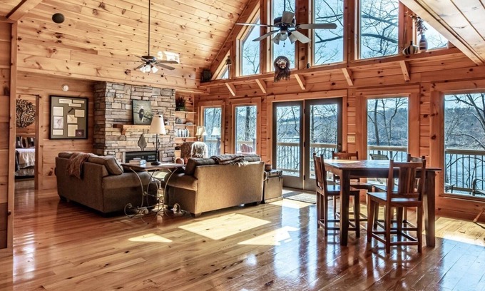Jacksboro Cabin | Expansive Lake Front Log Cabin/Easy Walk to Private!