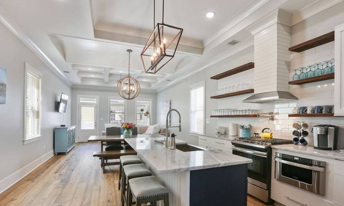 Faubourg Lafayette House | Expansive Modern Luxury Home - Streetcar Adjacent!