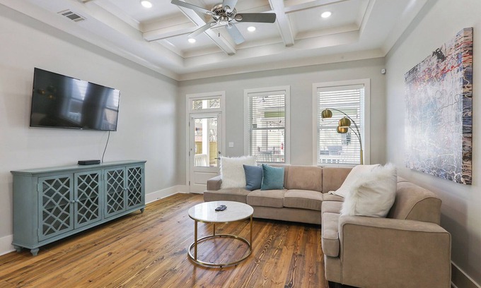 Faubourg Lafayette House | Expansive Modern Luxury Home - Streetcar Adjacent!