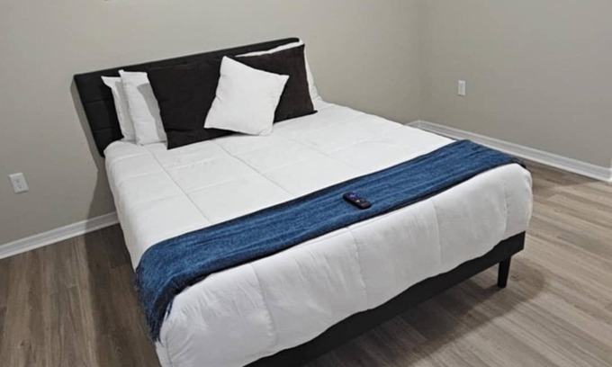Northside Apartment | Experience comfort & convenience at our Jacksonville 2 bedroom retreat!