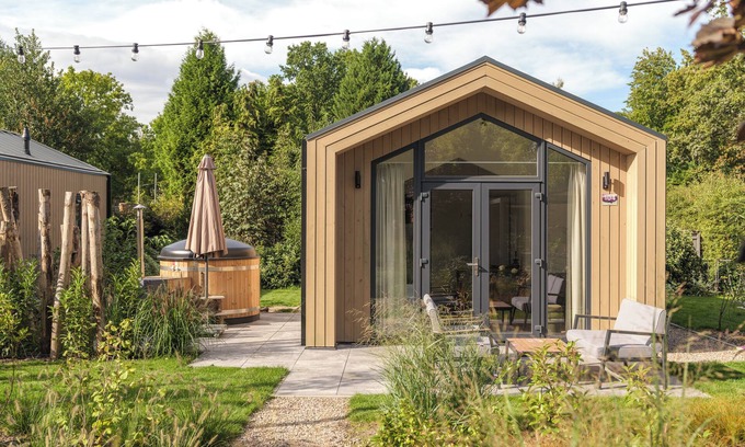 Lieren House | Experience luxury and nature in the Tiny Lodge in the Veluwe! Single-story with 2 bedrooms, a fully equipped kitchen, air conditioning, and a private hot tub in the garden.