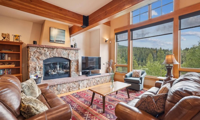Dunkin Hill House | Experience mountain views at Alpine Vista Retreat, a spacious 3-bedroom home in Breckenridge!