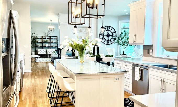 Rochester House | EXQUISITE, DESIGNER HOME, 4BD/2.5BA, 4 miles from MAYO CLINIC