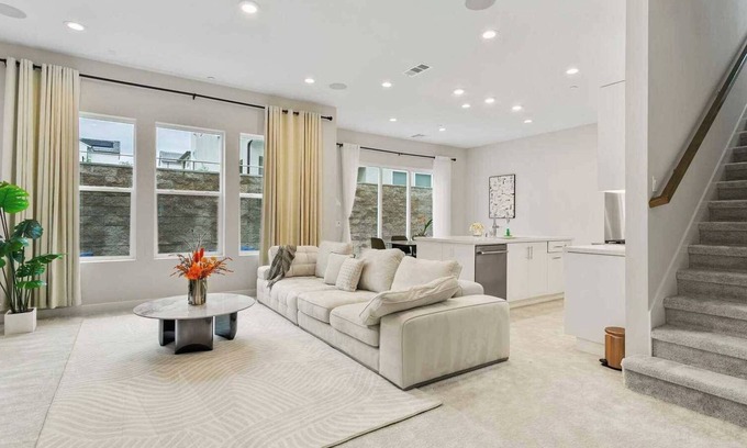 Foothill Ranch House | Exquisite Retreat on Pin Ln