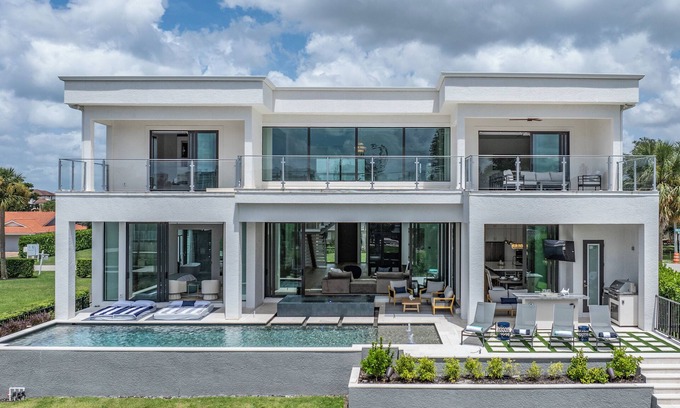 Connors House | Exquisite Waterfront 6-Bed Home in Naples, Pool & Spa