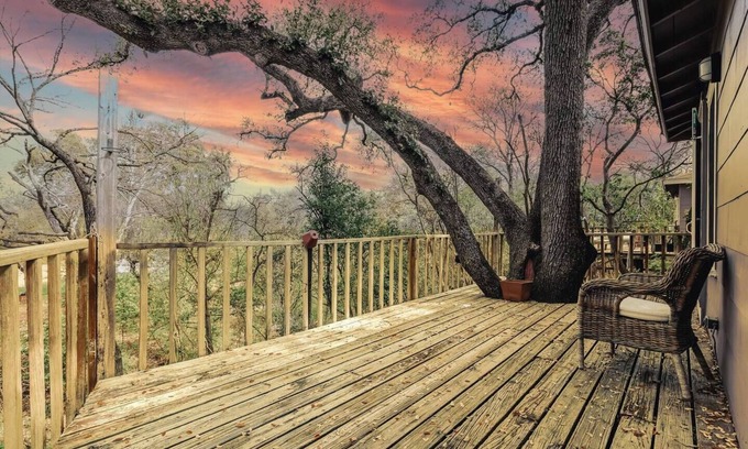 Austin Cottage | F1 Ready 🍃 Creekside Comfort🪴 Fenced Yard❤️ Near Moody & DKR