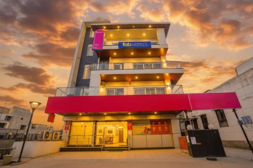 Sector 27 Hotel | FabHotel F9 Noida Sector 27