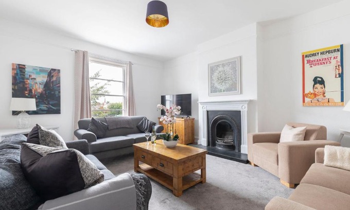 Montpellier House | Fabulous, vibrant, town house, central Bath Road