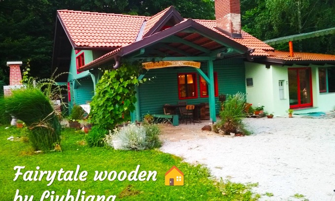 Grosuplje House | Fairytale wooden house by Ljubljana with 5 G Internet and Jakuzzi and A/C