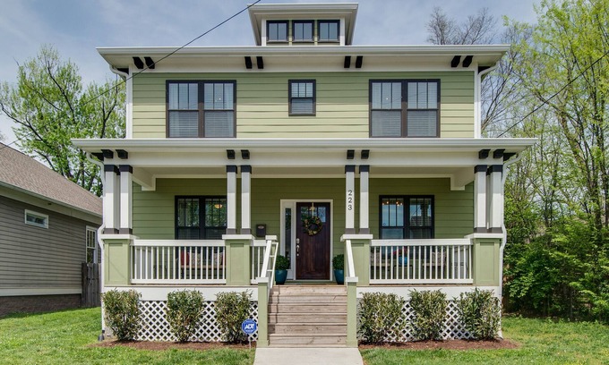 McFerrin Park House | Fall Discounts! Big Yard for Pets! Restaurants!BROADWAY/Downtown 1 ML TOPGOLF!