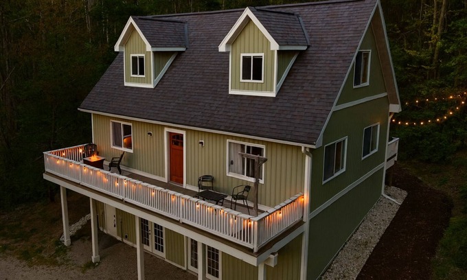 Harbor Springs House | Fall Escape, close to Tunnel of Trees & Mackinac