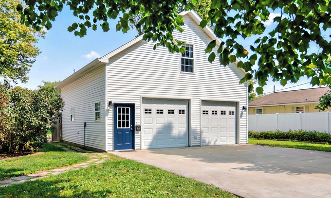 Lincoln Apartment | Fall Promo: NO Cleaning Fee! Fully Furnished Detached Garage Apartment