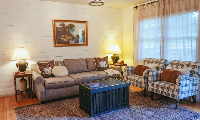 Sevierville Cottage | Fall Retreat 5 Minutes To Dollywood With Fire Pit, Private Deck, And Coffee Bar