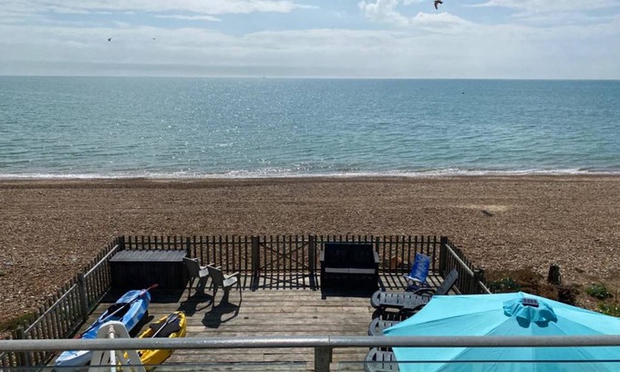 Pevensey House | Family Beachfront House with 2 Kayaks Sleeps 10