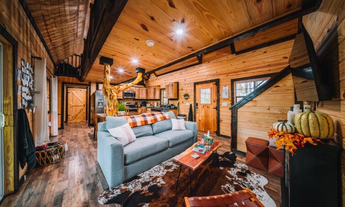 Campton Cabin | Family Cabin | Sleeps 8 | Hot Tub | Pet Friendly