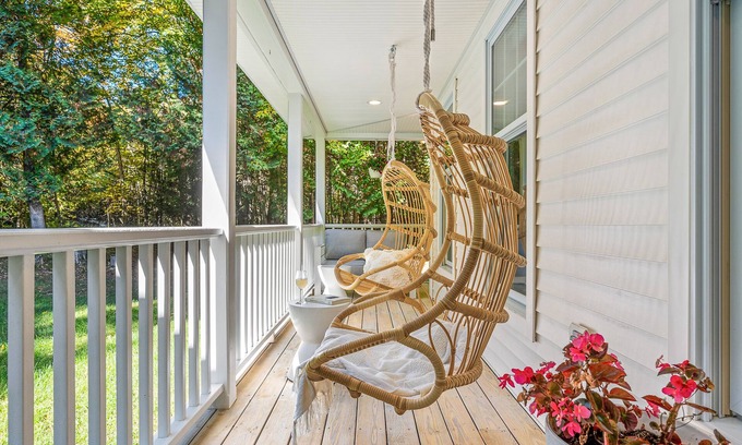 Rowleys Bay House | Family Friendly + 2 King Beds, Game Room, Secluded - Close to Town and Beach