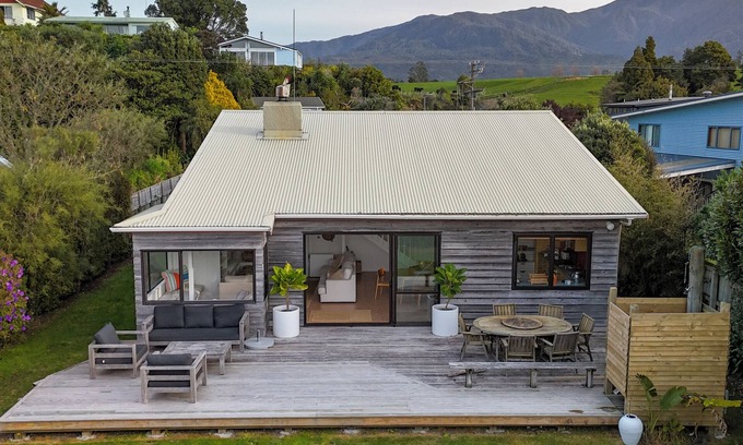 Patons Rock House | FAMILY FRIENDLY BEACH FRONT BEACH HOUSE WITH KAYAKS, FISHING RODS, TOYS & BOOKS