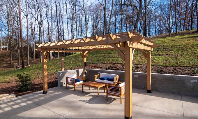 Alexander House | Family Getaway with Fire pit/Patio 20 min to AVL