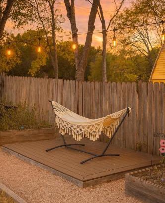 South Manchaca House | Family Holiday Getaway - Yard, Fire pit, High Class Home & Extended Stay Bliss