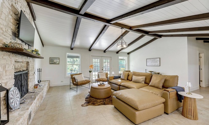 La Grange House | Family Home w/Covered Patio & Grill in La Grange