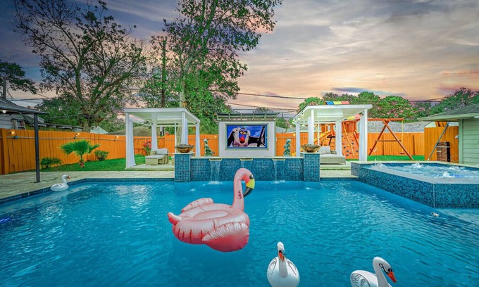 Westbury House | Family Paradise: Private Pool, Play Area
