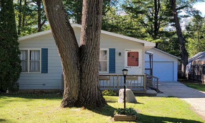 Prudenville House | Family sized updated cottage with garage - Close to Houghton Lake and ORV Trails