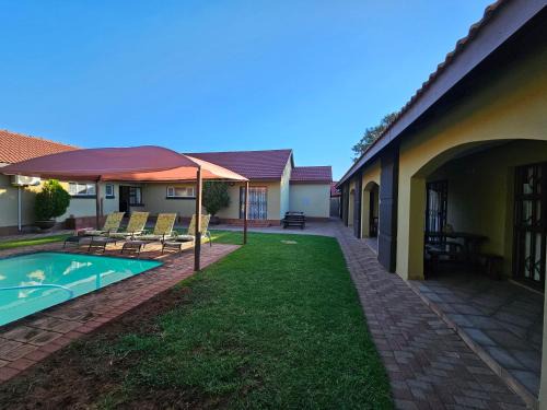 Kareeberg Bed & Breakfast | Fancy Yellow Guesthouse