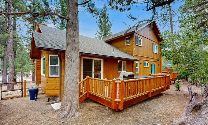 Eagle Mountain Estates Cabin | Fantastic cabin with fireplace, game room, mountain view, & hot tub
