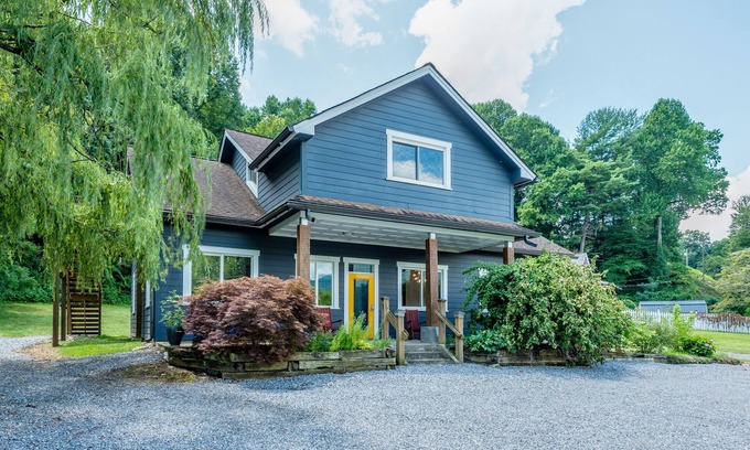 Swannanoa Apartment | Fantastic upper apartment with fast WiFi, full kitchen, firepit & central AC