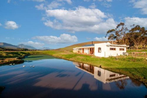 Theewaterskloof House | Farmstay at the Goat Shed Cottage, Spinlea Farm