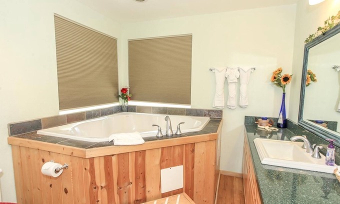 Fawnskin Cabin | Fawnskin Lakeside Cabin - Nice Cozy Duplex With Mountain Views With A Jet Tub! 1 Bedroom Cabin