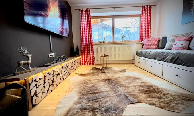 Stumm Apartment | Ferienwohnung Steinbock Terrasse, Gartensauna, Garten, Grillplatz