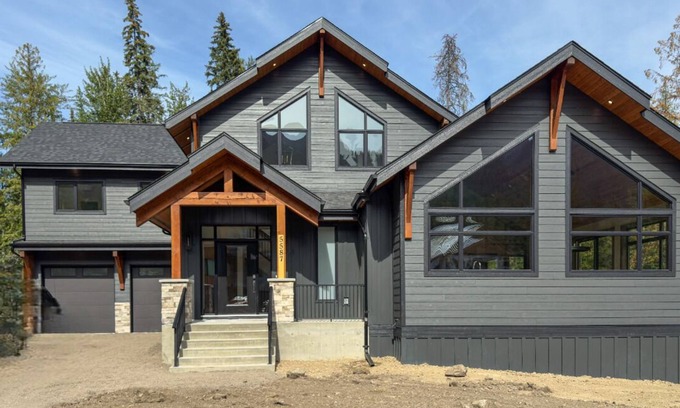 East Kootenay Ski Chalet | Fernie Alpine Court Chalet – Squash Court, Ski-In, Hot Tub, Panoramic Views