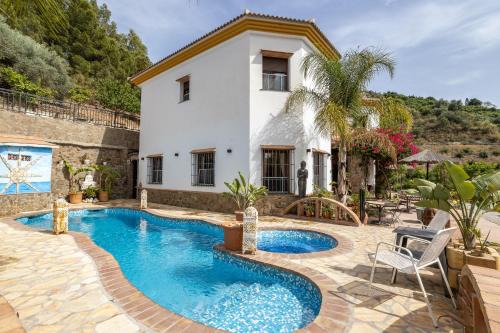 Sayalonga House | Finca Arrijana