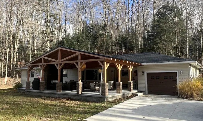 Niobe House | Findley Lake- Pfarrhaus- Enjoy 4 seasons of skiing, snowmobiling and the lake.