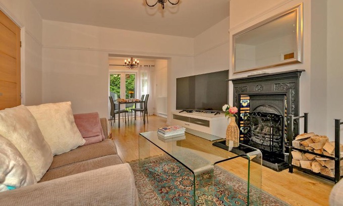 Solihull House | Finest Retreats - DeBarnes House