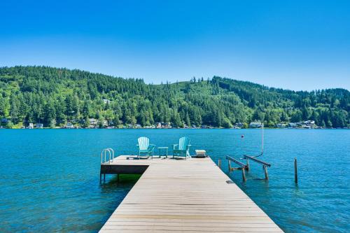 Olympia House | Fire Pit and Views Modern Summit Lake Escape!