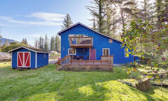 Gold Bar House | Fire Pit + Mountain Views: Outdoorsy PNW Escape